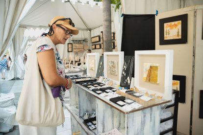 Una de las primeras visitantes de la Feria de Alfarería ojeando las piezas expuestas.