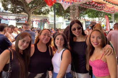 Isa, Nerea, Irene, Inma y Paula, compañeras de oficio en Abogados Cruz Guillén especializadas en extranjería.