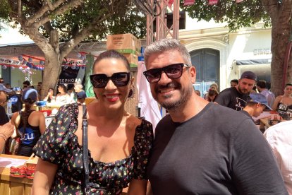 Fran y Carmen están juntos desde 1995. Han llegado desde Altamira para disfrutar de la feria en el ambigú de la Hermandad de la Estrella.