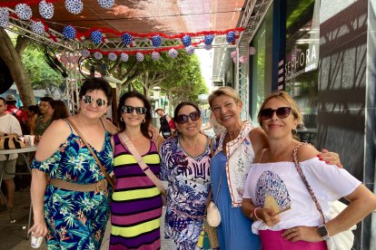 Isabel, Mari Carmen, Carmen, Rosa y Gloria, compañeras de trabajo del hospital Vithas.