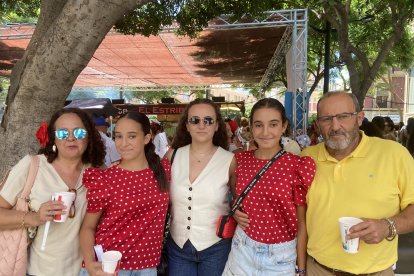 La familia Campos Pérez: Daniel, Laura, María, Marta y Puri, disfrutando de la Feria del Mediodía.