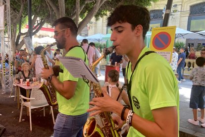 Una de las charangas de la Feria del Mediodía en un ambigú.