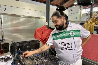 Enridavril junto a su mesa de mezclas animando el ambiente de Ibéricos Ortuño.