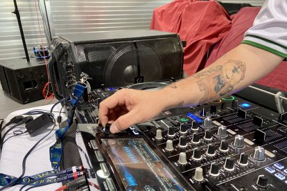 Imagen en primer plano de la mesa de mezclas. 