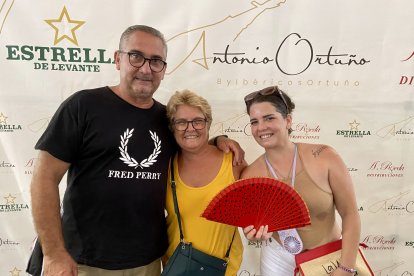Emilio, nacido en Adra, junto con su mujer e hija Trini y Lidia, familia residente en Murcia y dispuestos a pasárselo de escándalo en la feria de Almería. 