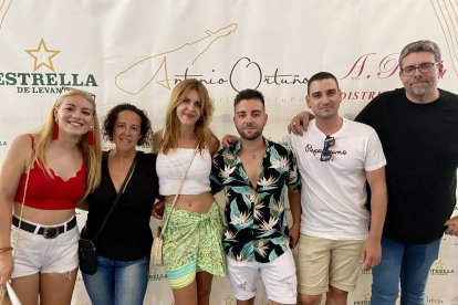 Laura, Esther, Carmen, Sergio, José y Juanjo, familia e integrantes de Panificadora Mediterránea gozando de la feria de mediodía en Ibéricos Ortuño.