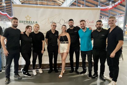 Equipo de trabajo de Ibéricos Ortuño posando frente al photocall del local.