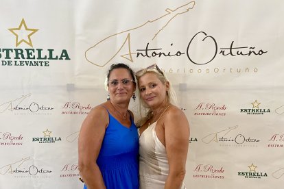 Isa Cazorla e Isa Gómez, amigas casi hermanas desde hace 30 años, posando ante el photocall del local.