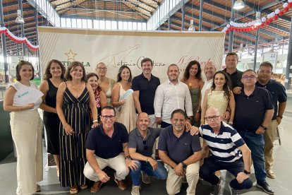 Compañeros de Cajamar disfrutando del ambiente de Ortuño Ibéricos y posando ante la cámara de La Voz.