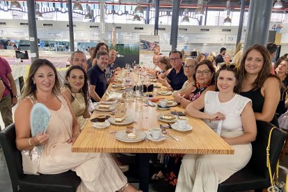 Algunos de los integrantes del equipo de Cajamar disfrutando de pasteles y cafés tras una deliciosa comida de mano del personal de cocina.