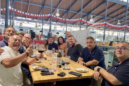 Compañeros de Cajamar en primer plano, saliendo de las oficinas para disfrutar de la feria del mediodía en Ibéricos Ortuño.