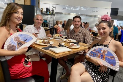 Rosalía Ortiz junto a su hijo y marido, Bernabé Carreño y su nuera, Rocío Guerrero, disfrutando de un abanico ibérico con guarnición de la huerta almeriense. 
