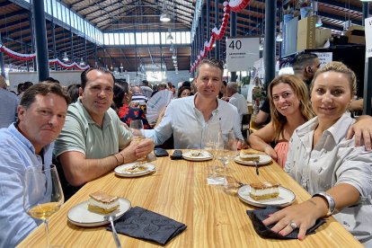 Paco, Jorge, Juan, Reme y Lorena, amigos y parejas de la zona del centro de Almería, probando uno de los postres del menú de feria de mediodía.