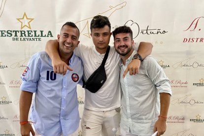 Luis Criado, dueño de Pizza López, posando ante la cámara de La Voz junto a sus familiares Emilio López y Francisco Ruiz. 