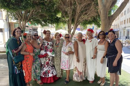 Las chicas de oro del Simago disfrutan de la Feria del Mediodía este martes.