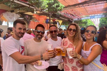 Ismael, David, Raúl, Bea y Ana, compañeros maestros en un colegio de Vícar, disfrutan de la Feria del Mediodía.