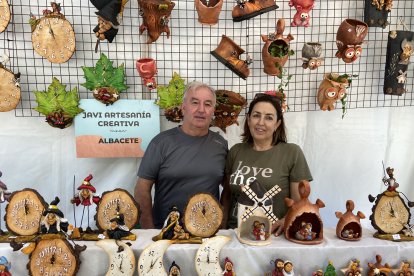 Loli y Javi, dueños del puesto Javi Artesanía Creativa, de Albacete.
