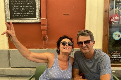 Carmen y Patrice, franceses alojados en Las Negras, en la terraza de Entrefinos.