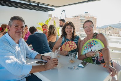 Manu Giménez, Luisi del Rey e Isabel Gallardo posando con sus abanicos de la Feria en Ático HO.