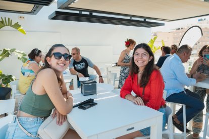 Lucía Pérez y Mercedes Aguayo a punto de recibir sus cócteles en Ático HO.