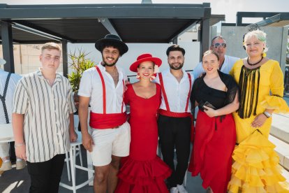 Familia Davinia Casas Espin y Golo Schöllhammer celebrando su boda en Ático HO.