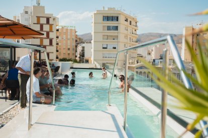 Huéspedes disfrutando de la piscina de Ático HO.