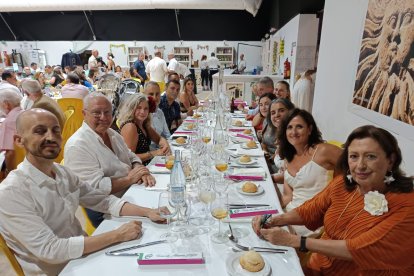 Todo preparado para disfrutar de una agradable velada entre compañeros y compañeras.