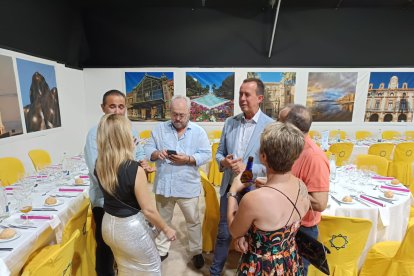 Directivos de CSIF charlando con el subdelegado del Gobierno, José María Martín.