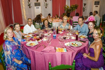 María Rosa Fernández, Rosa María García, Francisco Valcázar, María José de Andrés, Mari Ángeles Romacho, Paco Zapata, Ana Navarro y Azucena Ramos.