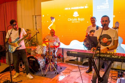 Actuación del grupo musical Los Vinilos.