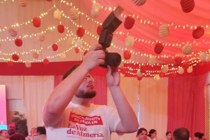 El fotógrafo de LA VOZ, Giuliano Yacuzzi, captando los mejores momentos de la noche en El Trinquete.