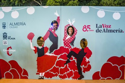 Carmen y Sebas posan en el photocall patrocinado por La Voz de Almería, Siente La Plaza, Ayuntamiento de Almería y Cruzcampo.