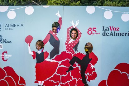 Alejandro de Haro Olmo, Tamara Sánchez y Martina de Haro, posan así de divertidos en el photocall del Recinto Ferial.