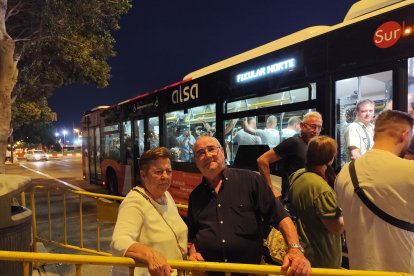 Lola y Paco, a punto de coger el autobús para volver a casa después de pasar una noche de feria en el Recinto Ferial de Almería.