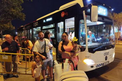 La familia Utrera posando para LA VOZ antes de coger el autobús de ALSA para volver a casa después de una noche de feria en familia.