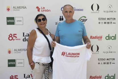 Agustín y su pareja posaron muy felices con su nueva camiseta de La Unión.