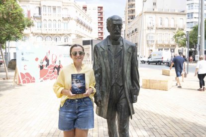 Inma Díaz, almeriense que reside en Madrid, pasó por el set y recibió el libro \