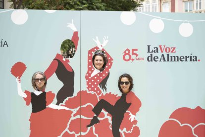 Grupo de amigas almerienses disfrutando del photocall gracias a Siente La Plaza, Cruzcampo, Ayuntamiento de Almería y LA VOZ.