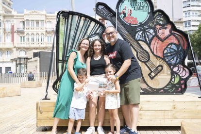 La familia formada por Juanma, Rocío, Carla, Mercedes y el pequeño Juanma recibieron el bono regalo para una cena en Enfrefinos.