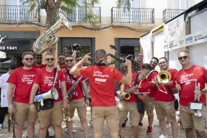Las camisetas animadas de JCANO dieron mucho color a la Puerta de Purchena con la Charanga dando un toque musical.
