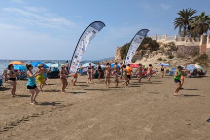 Decenas de personas se movieron en Costa Tranquila al ritmo de las clases de Levántate y Baila previas al inicio del programa.