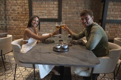 La pareja Raquel y Pablo brindando con sus cervezas en el restaurante Alquímico.