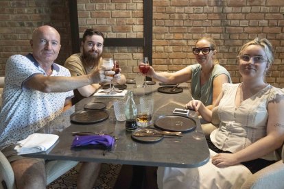 Familia Barranco Manzano de El Ejido, pasando la tarde del miércoles de Feria en el restaurante Alquímico situado en la Puerta de Purchena.