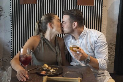 Paco Sánchez y María Ibáñez dándose un beso y disfrutando de una tarde única y especial en Alquímico.