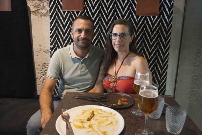 La pareja Sebastián Sánchez y Alejandra Megía celebrando su aniversario de boda cumpliendo 14 años de casados.