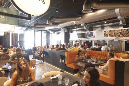 Ambiente en la Feria del mediodía de Almería en el restaurante Alquímico.