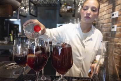 La camarera Yoco Hernández preparando bebidas para los comensales.