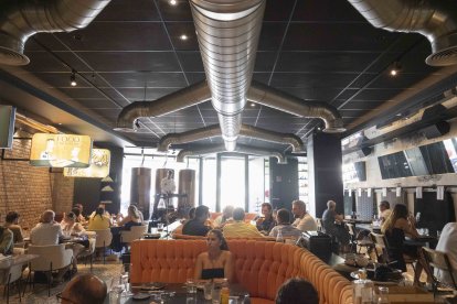 Ambiente en la Feria del mediodía de Almería en el restaurante Alquímico.