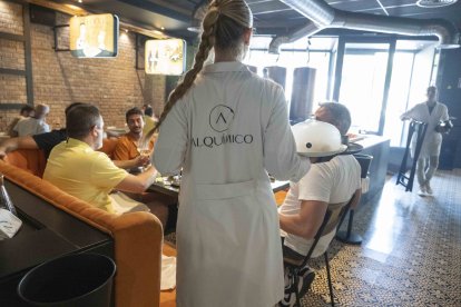 La camarera Yoco Hernández entregando los platos a los comensales.