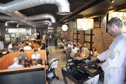 DJ Sergio Robles poniendo la mejor música de ambiente para que los comensales disfruten de los mejores platos.
